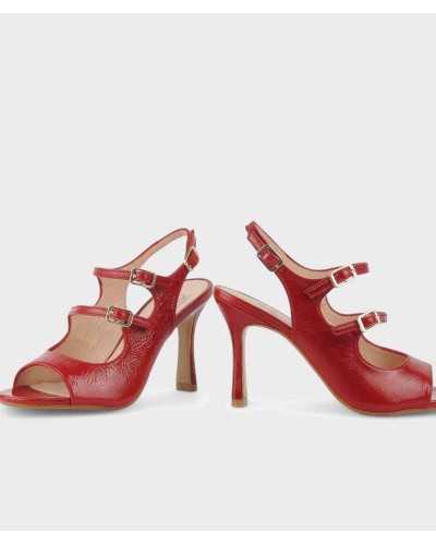 Sandalia de la marca JONI fabricada en piel color rojo, cierre mediante hebillas, planta acolchada, tacon altura 9cm