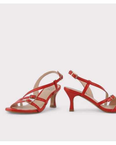 Sandalia roja con tiras finas y tacón medio