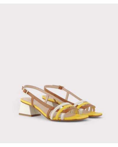 Sandalias con tiras en tonos cuero, blanco y amarillo