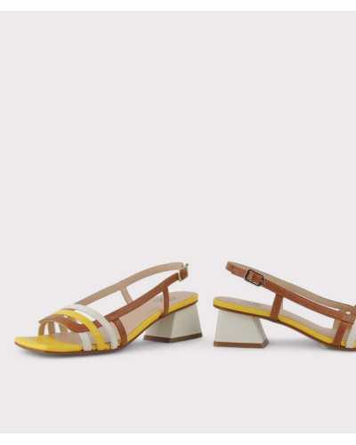 Sandalias con tiras en tonos cuero, blanco y amarillo
