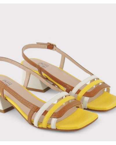 Sandalias con tiras en tonos cuero, blanco y amarillo