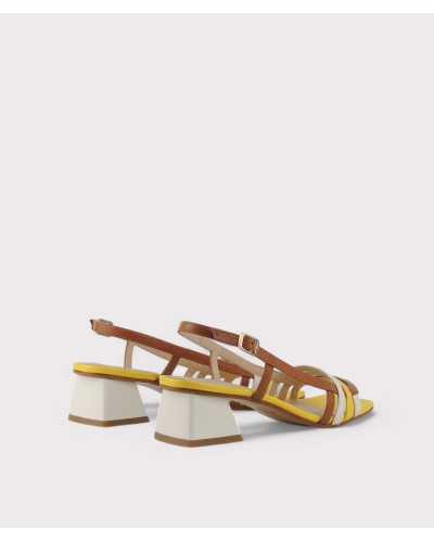 Sandalias con tiras en tonos cuero, blanco y amarillo