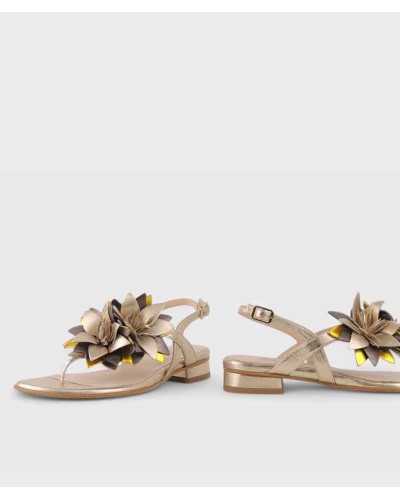 Sandalia de piel dorada con flor – JoNi
