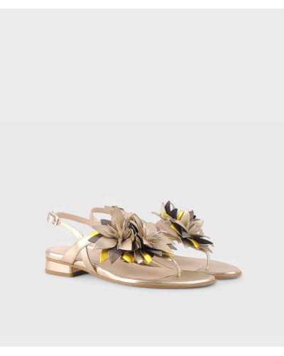 Sandalia de piel dorada con flor – JoNi
