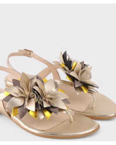 Sandalia de piel dorada con flor – JoNi