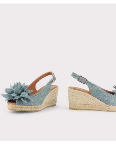 Alpargatas turquesa con cuña y detalle floral – Viguera