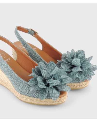 Alpargatas turquesa con cuña y detalle floral – Viguera