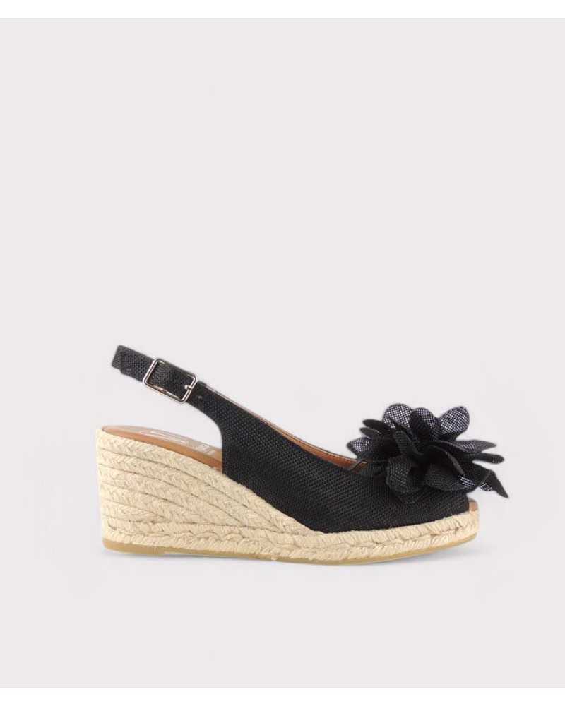 Alpargatas negras con flor y cuña de yute – Viguera Alpargatas negras con flor y cuña de yute – Viguera