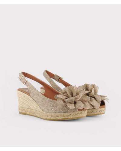 Alpargatas Viguera beige con flor modelo 2210