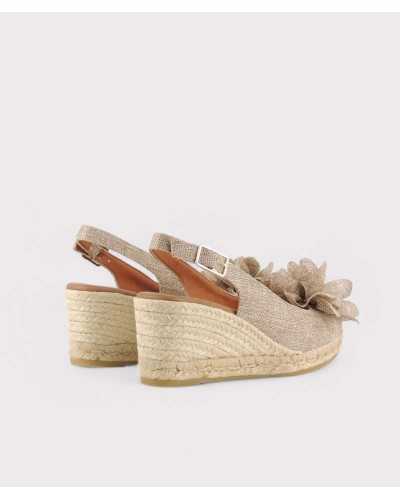 Alpargatas Viguera beige con flor modelo 2210