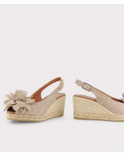 Alpargatas Viguera beige con flor modelo 2210