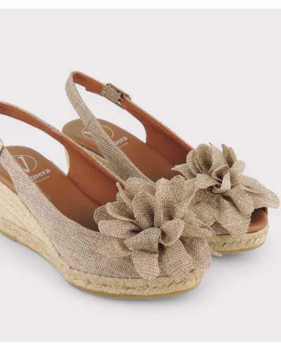 Alpargatas Viguera beige con flor modelo 2210