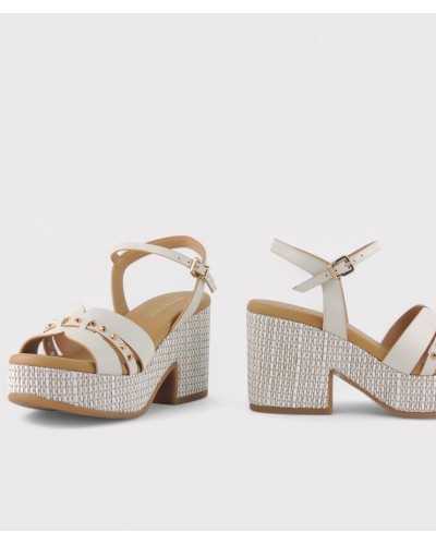 Sandalia blanca Weekend con plataforma y detalles dorados