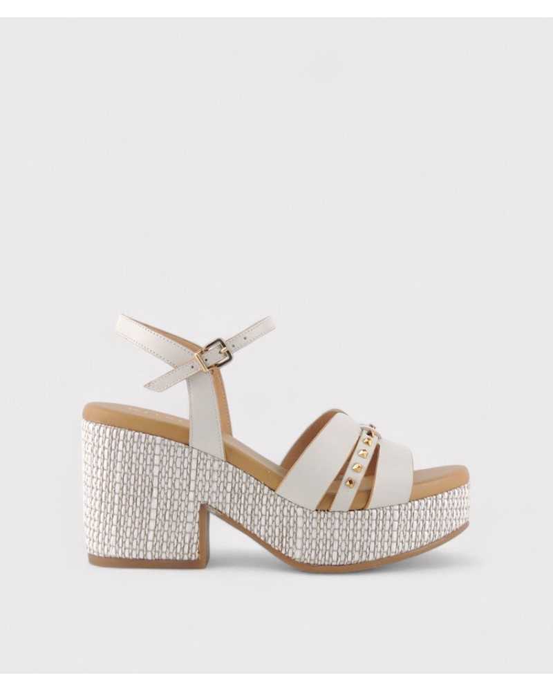 Sandalia blanca Weekend con plataforma y detalles dorados Sandalia blanca Weekend con plataforma y detalles dorados