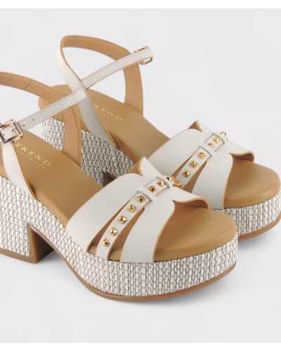 Sandalia blanca Weekend con plataforma y detalles dorados