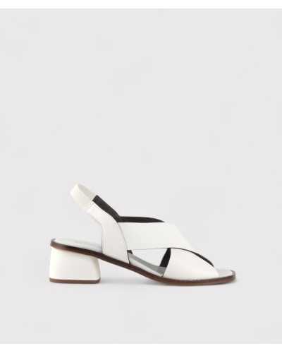 Sandalia Minerva blanca con plantilla de gel y tacón cómodo
