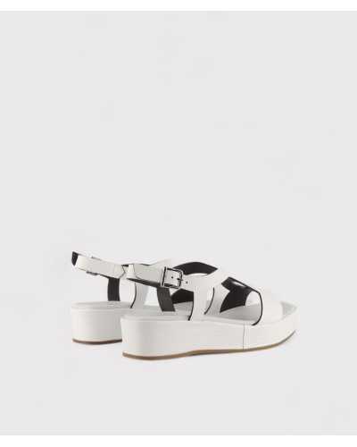 Sandalia blanca con cuña baja marca plumers