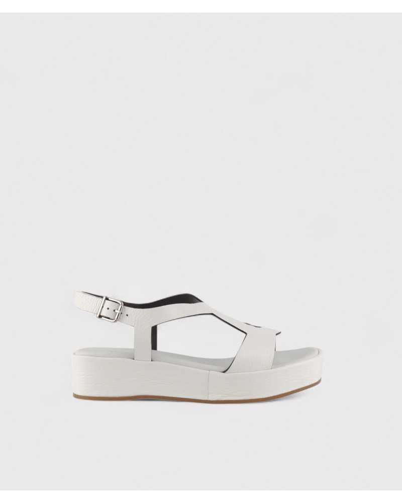 Sandalia blanca con cuña baja marca plumers