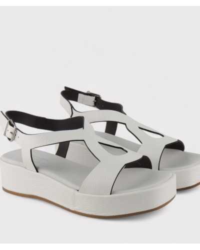 Sandalia blanca con cuña baja marca plumers