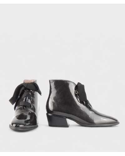 Hispanitas botín charol gris antracita con cordones anchos frontal