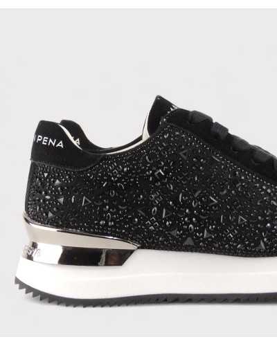Detalle lateral sneakers Alma en Pena negras con pedrería incrustada
