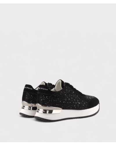 Vista trasera sneakers negras con plataforma y pedrería Alma en Pena