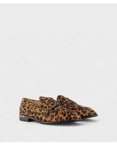 Vista trasera mocasín Alma en Pena Leopard Camel con tacón bajo