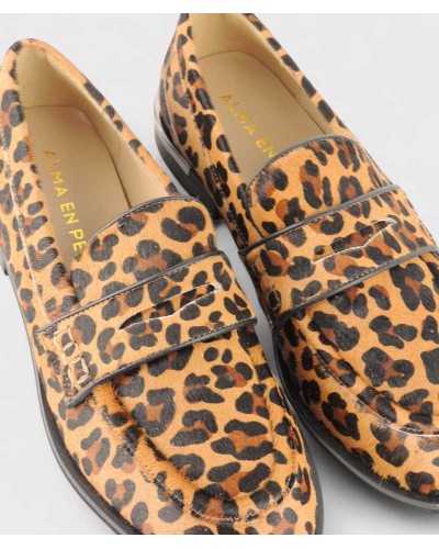 Detalle frontal mocasín piel leopardo Alma en Pena Leopard Camel