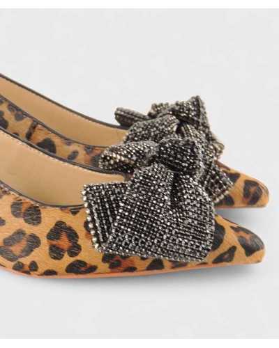 Primer plano lazo joya en zapato Alma en Pena animal print