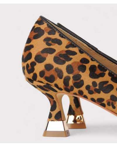 Alma en Pena salón leopardo detalle tacón metálico