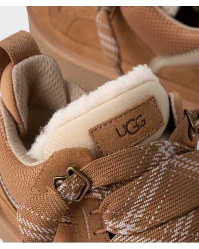 Zapatillas UGG Lowmel camel detalle lengüeta con logo