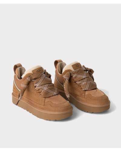 Zapatillas UGG Lowmel camel vista diagonal con cordones gruesos