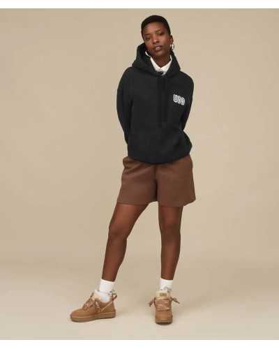 Deportivas UGG Lowmel camel con modelo look urbano