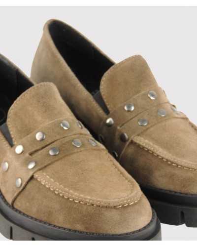 Mocasín Viguera serraje color sander con tachuelas vista frontal