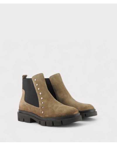 Botines Viguera marrón topo con tachuelas vista en ángulo
