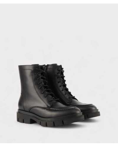 Botines Viguera napa negra con suela truck vista en ángulo