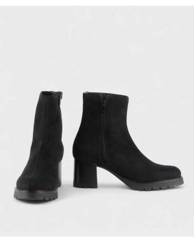 Botines negros de licra con suela antideslizante vista de conjunto
