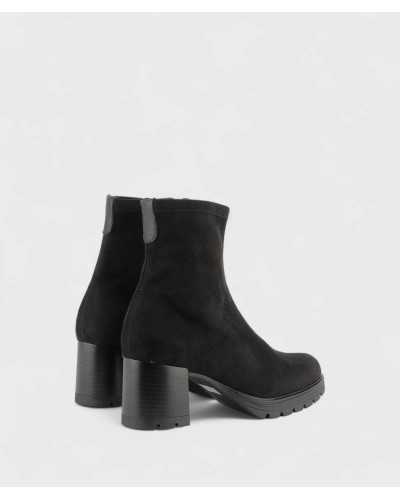 Botines de tacón ancho negros fabricados en España vista trasera