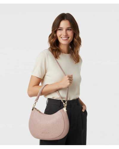 Valentino bolso hombro taupe Falak llevado por modelo