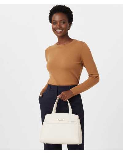 Bolso shopper Valentino beige llevado por modelo