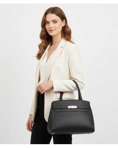 Modelo con bolso shopper negro Valentino en mano