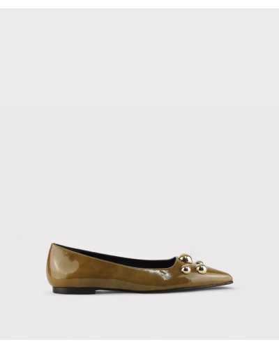 JONI bailarinas ADEMUX charol mostaza con bolas doradas vista lateral
