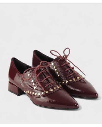 JONI oxford burdeos charol con tachuelas doradas ángulo frontal