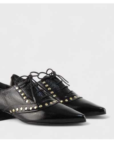 JONI oxford negro primer plano tachuelas doradas y textura charol