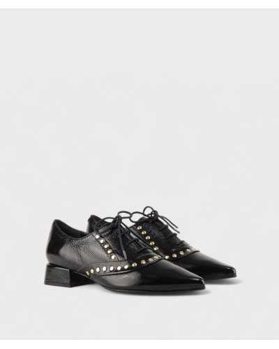 JONI oxford negro charol con tachuelas doradas ángulo frontal