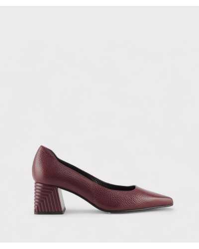 Zapato Dibia salón piel granate vista lateral.