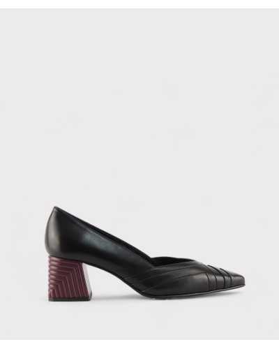 Zapato Dibia salón piel negra tacón burdeos vista lateral.