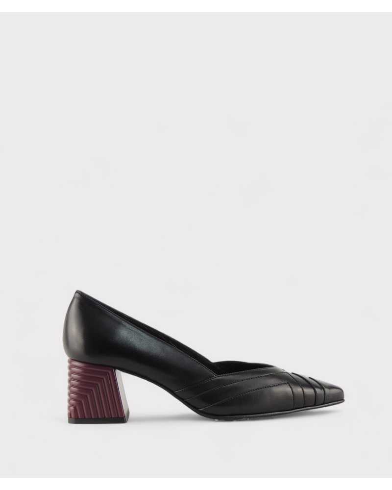 Zapato Dibia salón piel negra tacón burdeos vista lateral.
