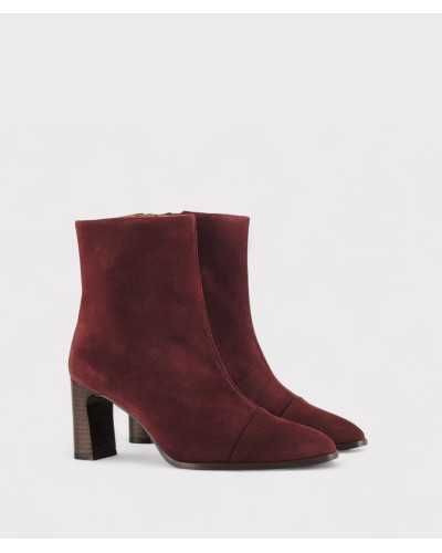 Par de botines JONI color vino, diseño elegante con tacón medio y piel suave.