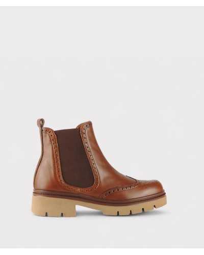 botín Joni cuero, lateral derecho, piel suave color cuero con suela beige y estilo elegante